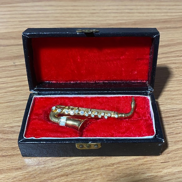 ❤️ Saxophone Musical Instrument Pin - Picture 2 of 6